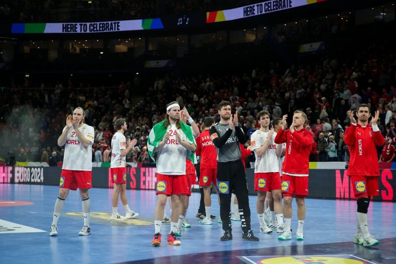 Dänemarks Mikkel Hansen (3.v.l), Torhüter Niklas Landin (M) und weitere Spieler verabschieden sich nach dem Spiel von den Zuschauern.