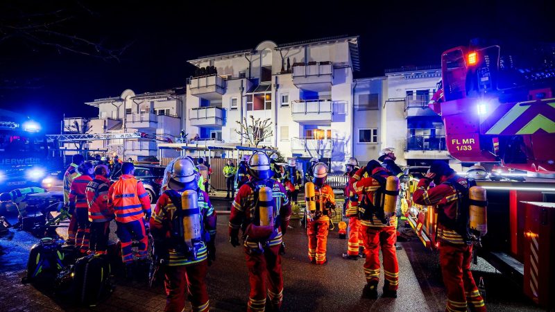 Bei einem Feuer in einem Mehrfamilienhaus in Baden-Württemberg sind nach ersten Erkenntnissen drei Menschen ums Leben gekommen.