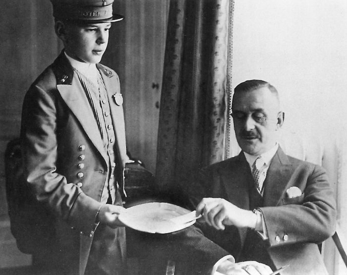 Thomas Mann (r) mit einem Bellboy im Hotel Adlon.