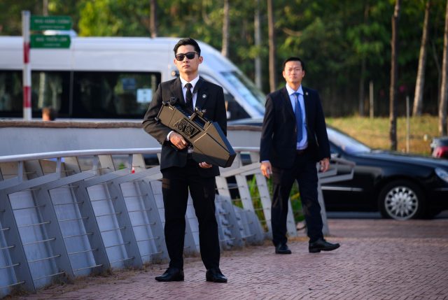 Wie aus einem Science-Fiction Film: Ein vietnamesischer Sicherheitsbeamter in Ho-Chi-Minh-Stadt mit einem elektronischen Gewehr, mit dem Drohnen abgewehrt werden können. Anlass ist der Besuch von Bundespräsident Frank-Walter Steinmeier.