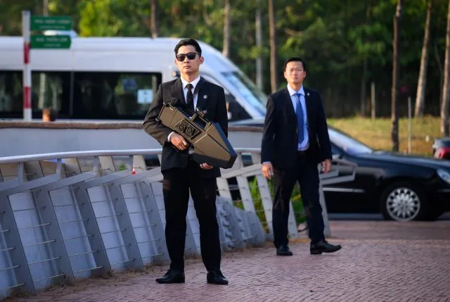 Wie aus einem Science-Fiction Film: Ein vietnamesischer Sicherheitsbeamter in Ho-Chi-Minh-Stadt mit einem elektronischen Gewehr, mit dem Drohnen abgewehrt werden können. Anlass ist der Besuch von Bundespräsident Frank-Walter Steinmeier.