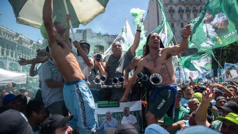 Mitglieder von Gewerkschaften singen Parolen gegen die Reformvorhaben der ultraliberalen Regierung von Präsident Milei.