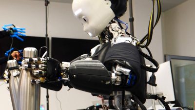 Ferngesteuerter Roboter kann laufen und umarmen
