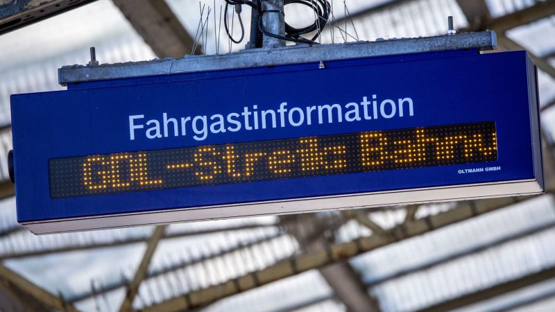 Eine Anzeigetafel für Fahrgastinformationen informiert im Bahnhof von Wismar über Auswirkungen des GDL-Streiks.