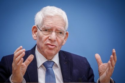 Deutsche Politik gedenkt Opfer der Hamas – Schuster: „Explosion von antisemitischen Straftaten“