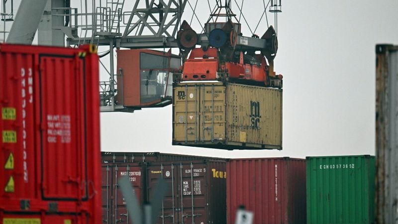 Im Duisburger Hafen werden Container verladen.