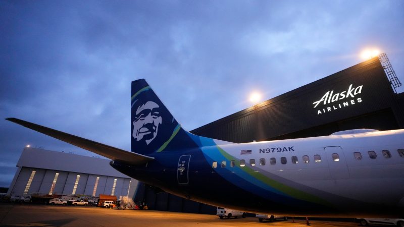 Eine Boeing 737-9 Max von Alaska Airlines wartet auf die Inspektion.