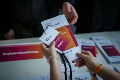 „Wirtschaftspolitisch links – gesellschaftlich konservativ“: BSW hält ersten Parteitag ab