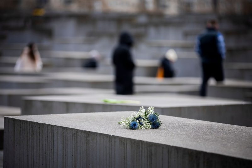 «Nie wieder ist jetzt»: Blumen liegen anlässlich des Internationalen Tags des Gedenkens an die Opfer des Holocausts auf dem Denkmal für die ermordeten Juden in Berlin.