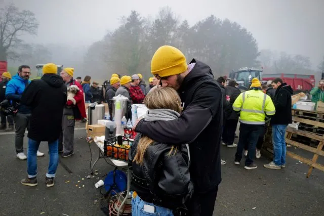 In Frankreich halten die Proteste von Bauern weiter an. Viele wichtige Straßen des Landes werden durch die Demonstrationen blockiert, wie auf diesem Bild in Agen.