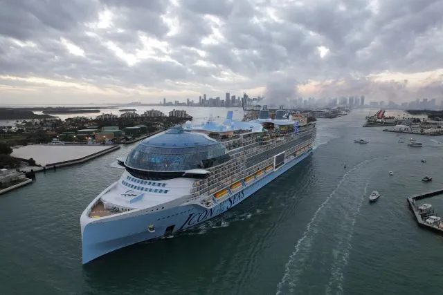 Die Icon of the Seas, das größte Kreuzfahrtschiff der Welt, verlässt den Hafen von Miami zu seiner ersten öffentlichen Kreuzfahrt, vorbei an Fisher Island und Miami Beach.