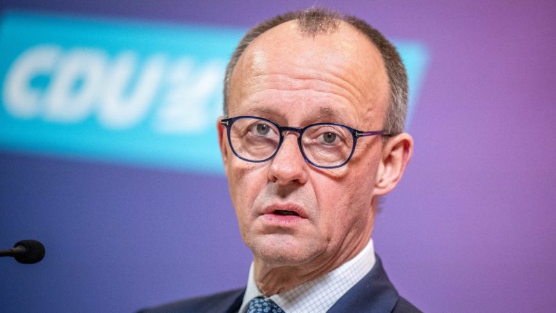 CDU-Bundesvorsitzender Friedrich Merz spricht bei einem Pressestatement vor Beginn der CDU/CSU-Fraktionssitzung.