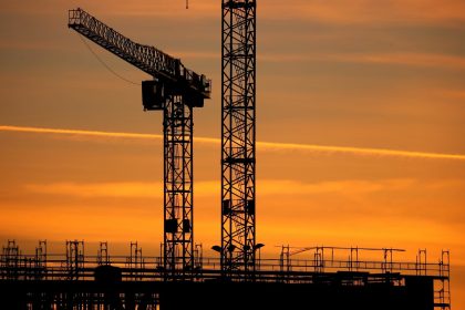 Nach einer ersten Schätzung des Statistischen Bundesamts schrumpfte die Wirtschaftsleistung im vierten Quartal 2023 gegenüber dem Vorquartal um 0,3 Prozent.