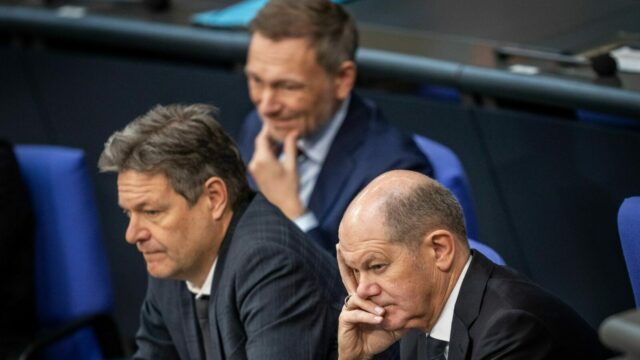 Bundeskanzler Olaf Scholz (SPD), Wirtschaftsminister Robert Habeck (Bündnis 90/Die Grünen) und Finanzminister Christian Lindner (FDP) verfolgen die Debatte zum Auftakt der Haushaltswoche.