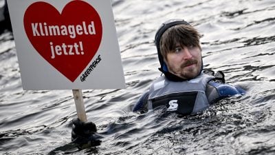 Aktivisten von Verdi, AWO, dem Paritätischen und Greenpeace paddeln in der Spree. Demonstriert wird für eine schnelle Einführung des Klimagelds.