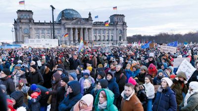 Demonstranten nehmen an einer Protestveranstaltung unter dem Motto «Demokratie verteidigen» vor dem Reichstagsgebäude teil.