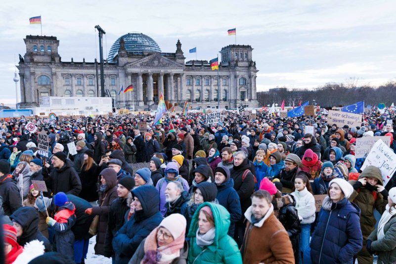 Demonstranten nehmen an einer Protestveranstaltung unter dem Motto «Demokratie verteidigen» vor dem Reichstagsgebäude teil.