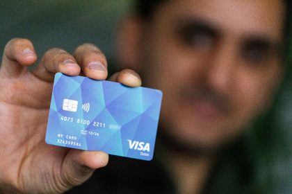 Ein Geflüchteter mit einer Debitcard.