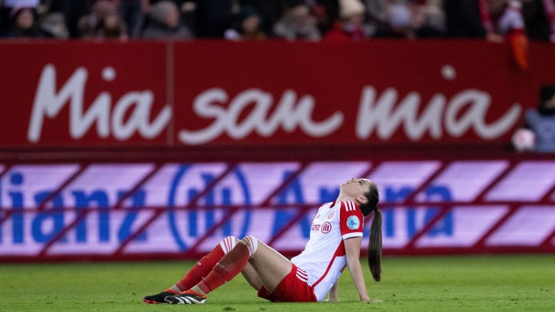 Sarah Zadrazil vom FC Bayern München sitzt nach der Niederlage enttäuscht auf dem Rasen.