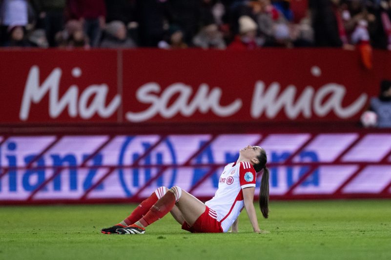 Sarah Zadrazil vom FC Bayern München sitzt nach der Niederlage enttäuscht auf dem Rasen.