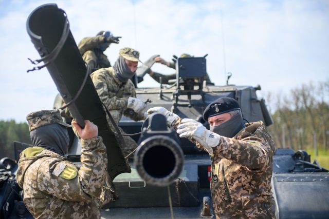 Ukrainische Soldaten arbeiten Bundeswehrstandort Klietz im Rahmen ihrer Ausbildung an der Kanone eines Leopard-Kampfpanzers