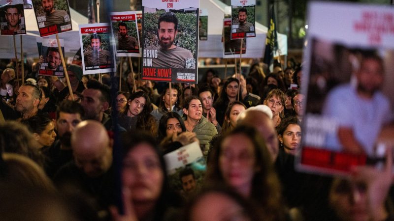 Israelis fordern bei einer Demonstration in Tel Aviv die Freilassung der im Gazastreifen festgehaltenen Geiseln.