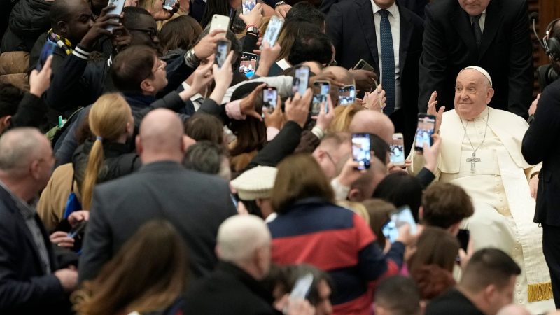 Da werden die Handys gezückt: Papst Franziskus begrüßt Gläubige während seiner wöchentlichen Generalaudienz im Vatikan.