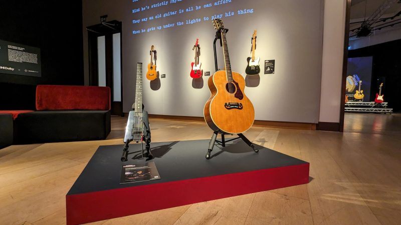 Verschiedenste Gitarren von Mark Knopfler, Musiker und Ex-Leader der Dire Straits.