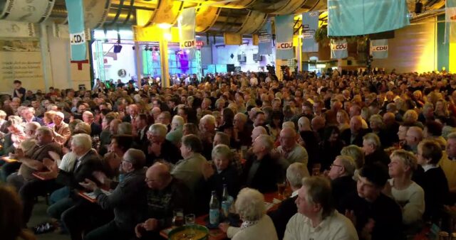 Politischer Aschermittwoch in der Vereinsbrauerei Apolda: Das Publikum quittierte beinahe jede Äußerung von CDU-Parteichef mit Applaus. Foto: Bildschirmfoto/YouTube/CDU