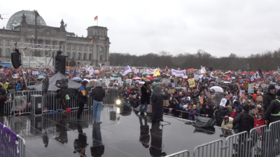 Über 150.000 protestieren zwischen Bundestagsgebäude und Kanzleramt