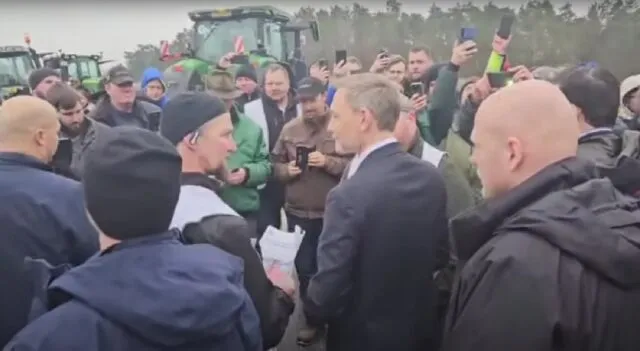 Finanzminister Christian Lindner (FDP) stellte sich am 6. Februar 2024 protestierenden Landwirten auf einer Landstraße bei Parkentin (Mecklenburg-Vorpommern)