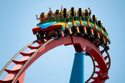 Baum stürzt auf Achterbahn: 14 Verletzte in spanischem Freizeitpark
