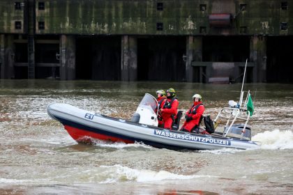 Schiffskollision im Hamburger Hafen: Ein Mensch vermisst und mutmaßlich tot