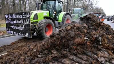 Mist, Baumstämme, Autoreifen: Landwirte besetzten Autobahn bei Braunschweig