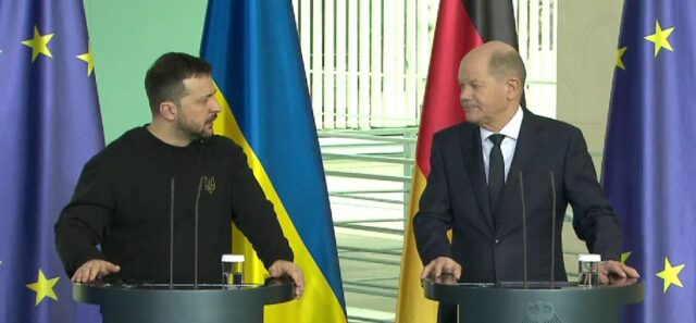 Der ukrainische Präsident Wolodymyr Selenskyj (l.) und Bundeskanzler Olaf Scholz bei der Pressekonferenz zum bilateralen militärischen Sicherheitsabkommen. Foto: Bildschirmfoto/Welt