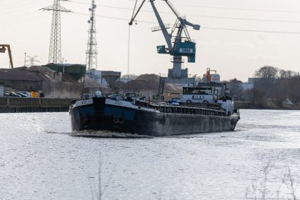 Frachtschiff rammt Eisenbahnbrücke: Bauwerk in Niedersachsen schwer beschädigt