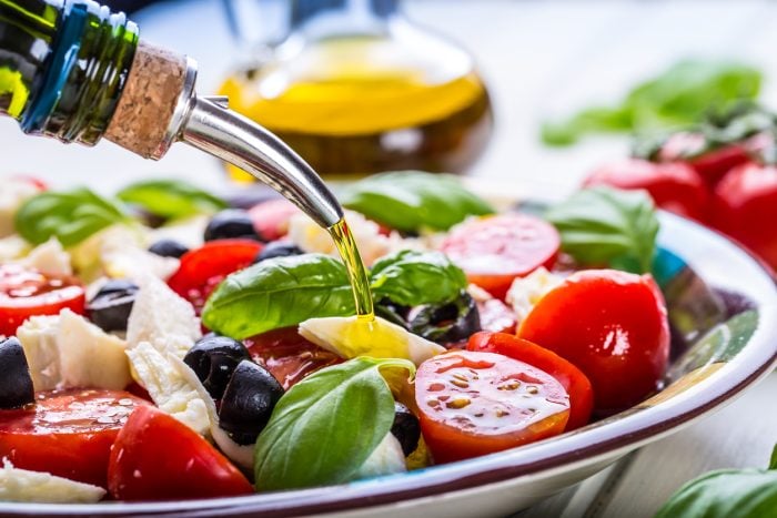 Tomaten mit Olivenöl im Salat