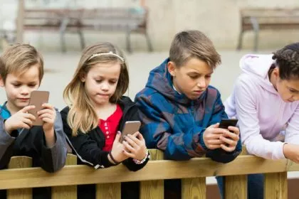 Frankreichs Präsident Macron: Erst ab 15 Jahren allein ins Internet