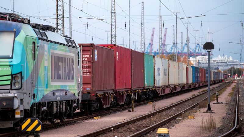 Ein Güterzug mit Containern auf Frachtwagen ist im Hafen unterwegs. Das Europäische Parlament und die EU-Staaten wollen mit neuen Vorschriften den europäischen Binnenmarkt besser auf Krisen vorbereiten.