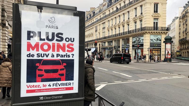 Bei der Befragung kann die Pariser Bevölkerung entscheiden, ob es zur Verdreifachung der Parkgebühren auf öffentlichen Parkplätzen für die schweren Stadtgeländewagen kommt.
