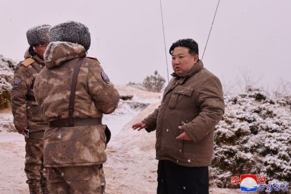 Nordkoreas Machthaber Kim Jong Un (r) beobachtet den Testabschuss eines strategischen U-Boot-Marschflugkörpers.