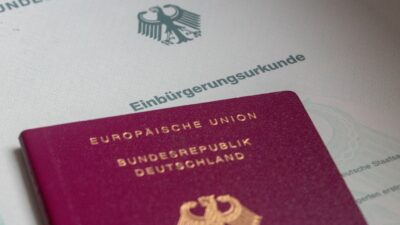 Das neue Gesetz sieht vor, dass Zuwanderer bereits nach fünf Jahren Aufenthalt in Deutschland Staatsbürger werden können, vorausgesetzt sie können ihren Lebensunterhalt ohne staatliche Hilfe bestreiten.