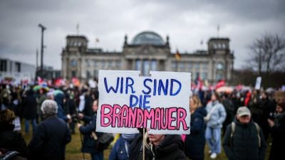 Zahlreiche Menschen nehmen mit Plakaten an der Demonstration eines Bündnisses «Wir sind die Brandmauer» für Demokratie und gegen Rechtsextremismus teil.