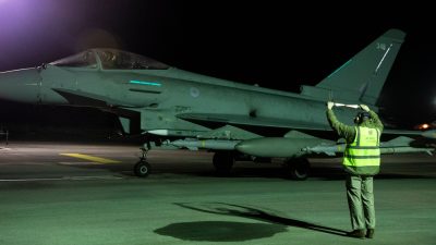 Die von Verteidigungsministerium des Vereinigten Königreichs zur Verfügung gestellte Aufnahme zeigt ein Kampfflugzeug der Royal Air Force vom Typ Typhoon FGR4 bei den Vorbereitungen zum Start, um Angriffe auf Ziele der Huthi-Miliz durchzuführen.