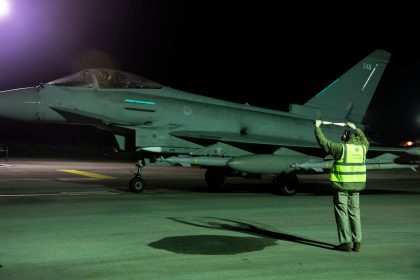 USA und Großbritannien gehen gegen Huthi-Stellungen vor – Schiffsverkehr bleibt gefährdet
