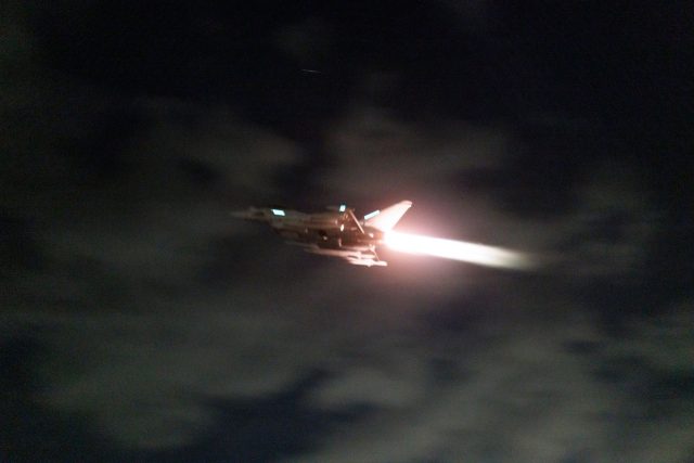 Ein Kampfflugzeug der Royal Air Force vom Typ Typhoon startet, um Angriffe auf Ziele der Huthi-Miliz durchzuführen.