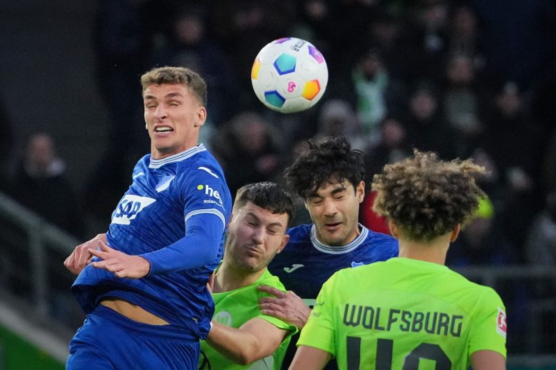 Die Hoffenheimer um Grischa Prömel (l) nehmen einen Punkt aus Wolfsburg mit.