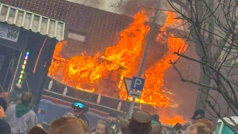 Im baden-württembergischen Kehl ist ein Faschingswagen in Brand geraten.