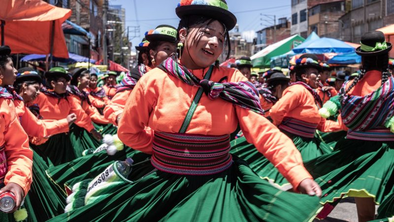 Frauen tanzen in prachtvollen Kostümen auf dem Virgen de la Candelaria in Peru. Bei dem traditionellen Fest mischen sich Elemente aus dem Karneval der Anden mit Bräuchen der katholischen Kirche. Es wurde von der Unesco zum Weltkulturerbe erklärt.