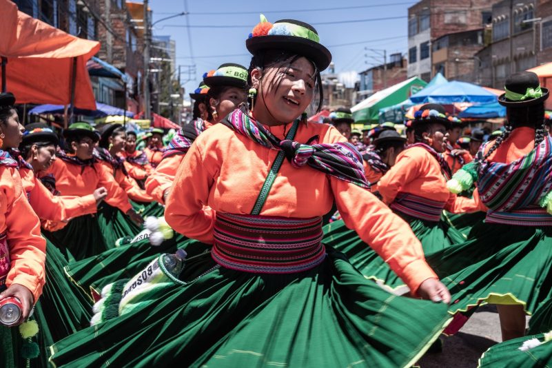 Frauen tanzen in prachtvollen Kostümen auf dem Virgen de la Candelaria in Peru. Bei dem traditionellen Fest mischen sich Elemente aus dem Karneval der Anden mit Bräuchen der katholischen Kirche. Es wurde von der Unesco zum Weltkulturerbe erklärt.
